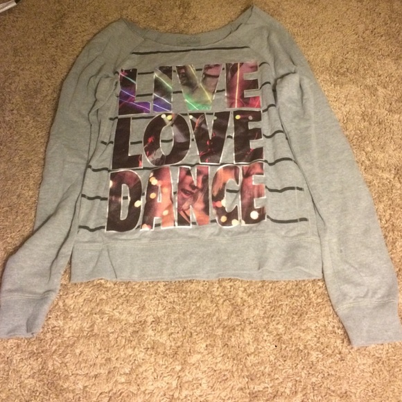 Long sleeve top.