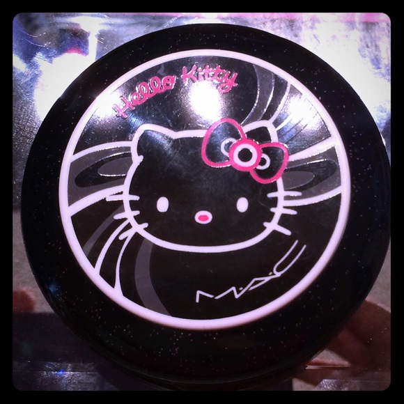 MAC Hello Kitty Beauty Powder