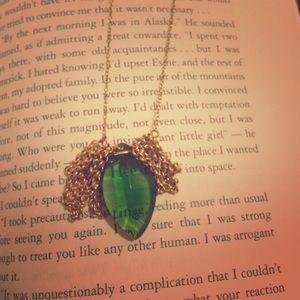 Simply delicate & gorgeous green & gold necklace