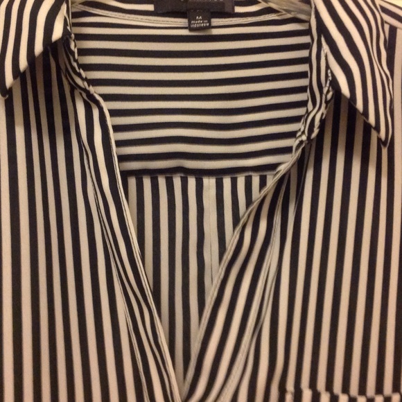 🎀 Striped button down shirt -SOLD - Picture 3 of 3
