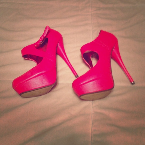 Red pumps