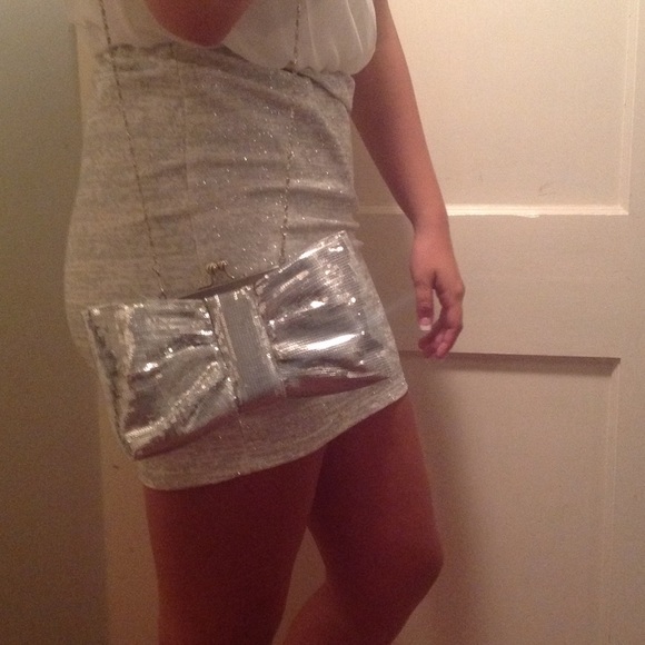 Sequenced, over-sized bow clutch from Rue 21 - Picture 3 of 4