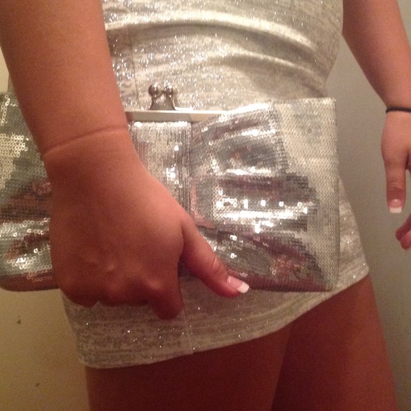 Sequenced, over-sized bow clutch from Rue 21 - Picture 4 of 4