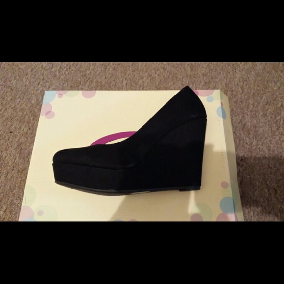 Black Wedge