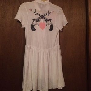 WILDFOX white button front and gun back