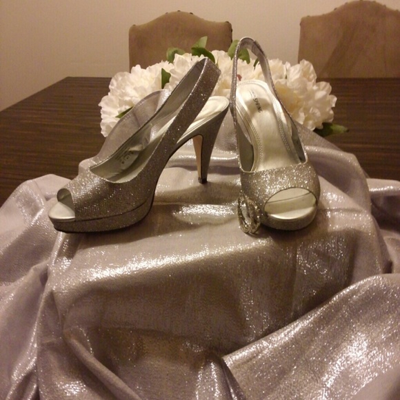 Bundle includes shoes, scarf and earrings.