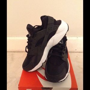 NIKE HUARACHES (Super Comfy, Worn Once)