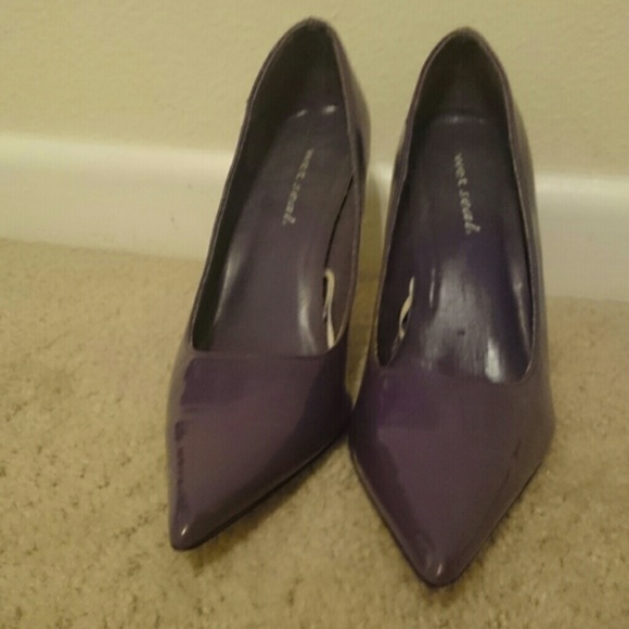 Purple fuax leather pumps