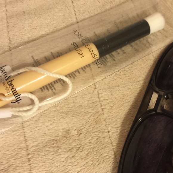 Forever 21 Pore Cleansing Brush - Picture 2 of 3