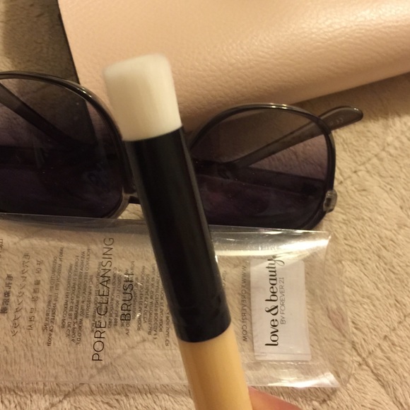 Forever 21 Pore Cleansing Brush - Picture 3 of 3
