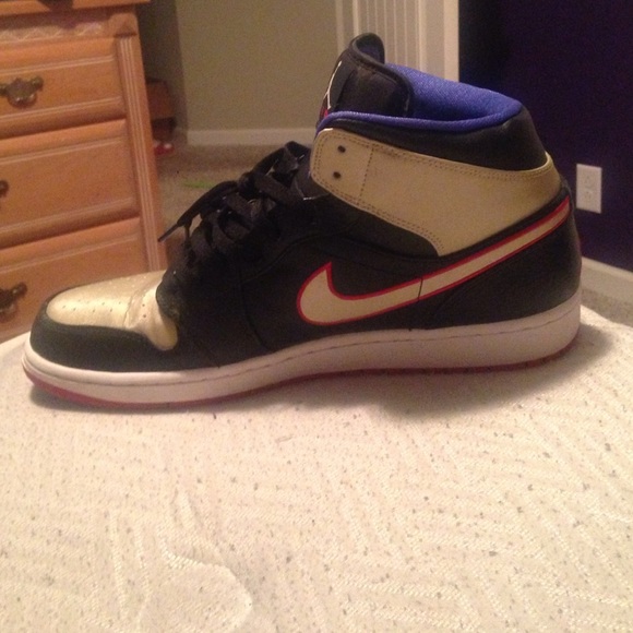Jordan 1's - Picture 3 of 4