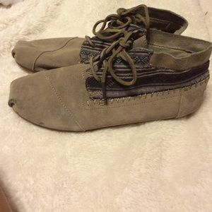 Women's Toms 10