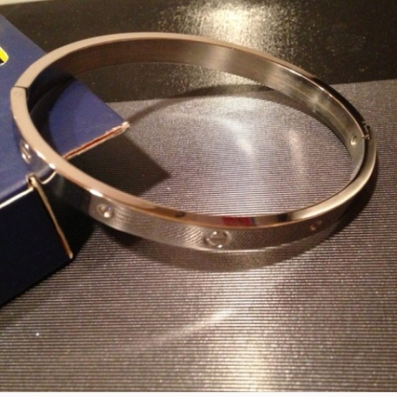 One silver tone bracelet