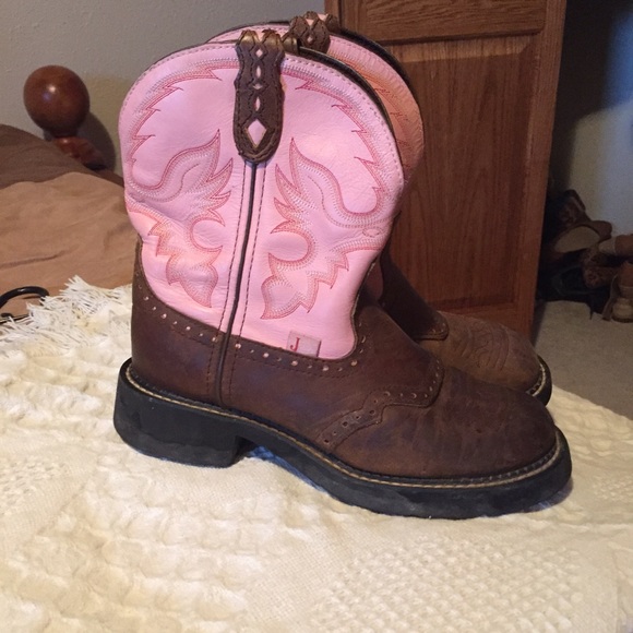 Justin cowgirl boots. size 8 1/2