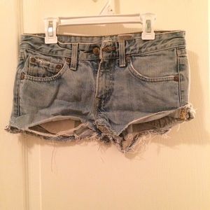 ✨DISTRESSED LEVI'S SHORTS ✨(SIZE:25)