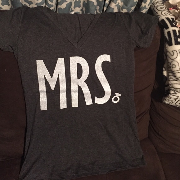 Mrs v-neck tee