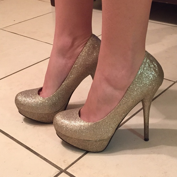 Shoes - FINAL⬇️Shimmery Gold Pumps