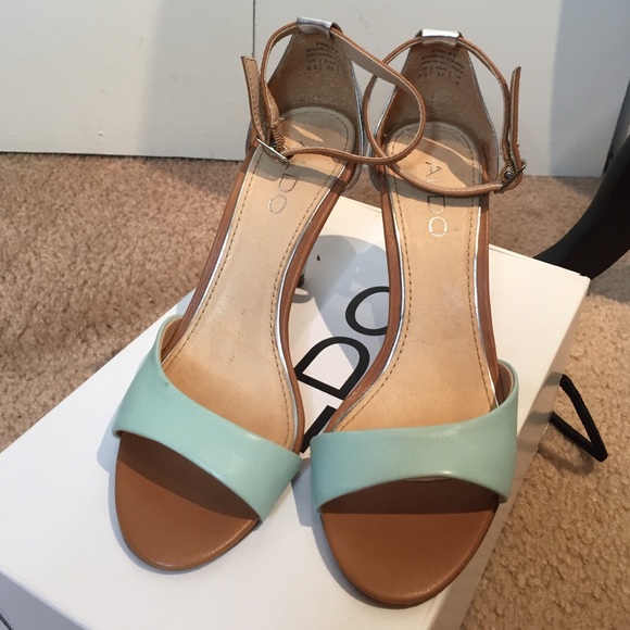 ❌Tri-colored sandals. ❌Sold!
