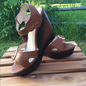 NIB Tan & Wood Wedge sandals