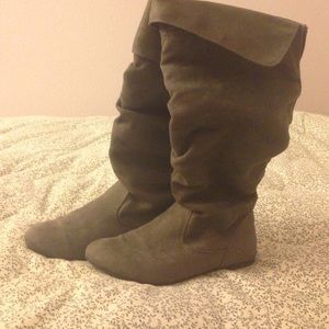 Grey Boots 💕