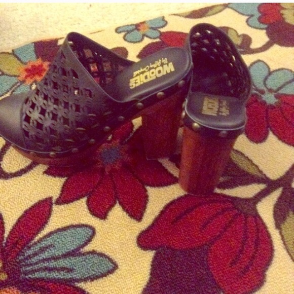 SOLD Black Lattice Woodies Clog Mules - Picture 2 of 4