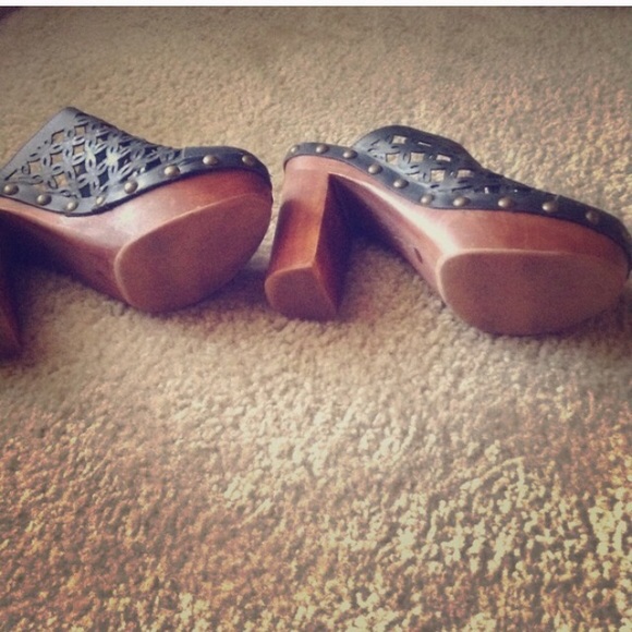 SOLD Black Lattice Woodies Clog Mules - Picture 3 of 4