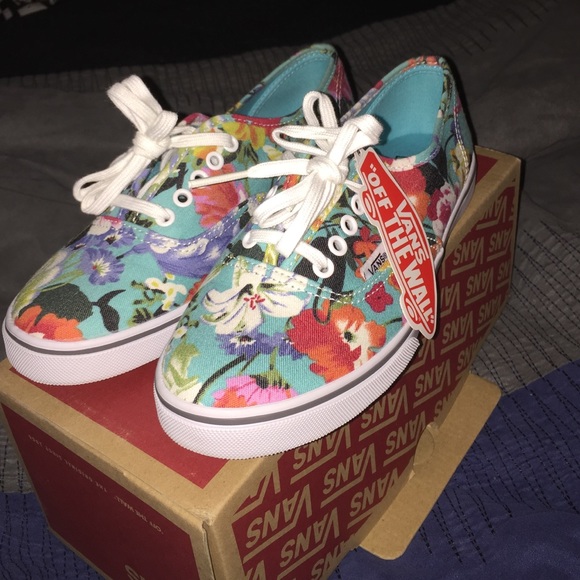 Vans size 6.5 women's & 5 in men's