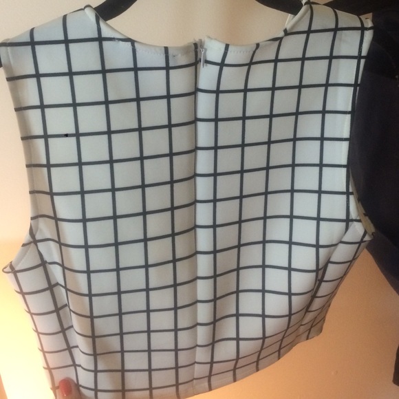 F21 BLACK & WHITE GINGHAM CROP TOP - Picture 2 of 3