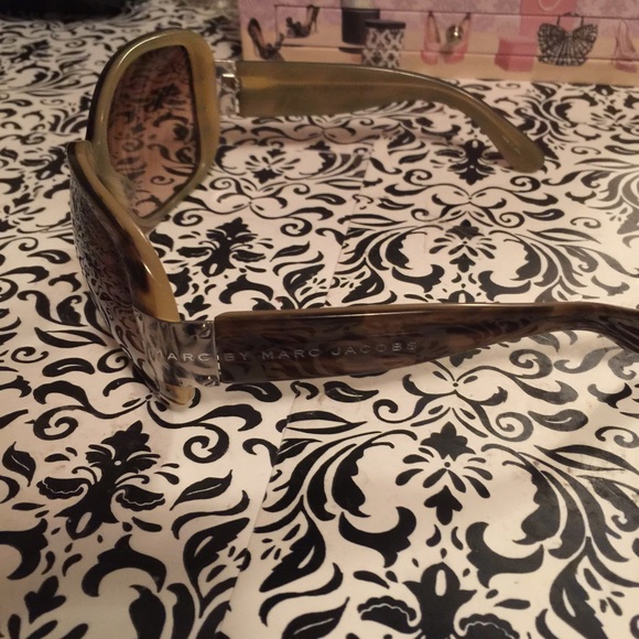 Marc Jacobs Sunglasses 😎 - Picture 2 of 4