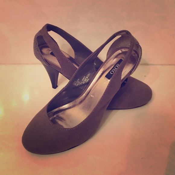 XOXO gray pumps