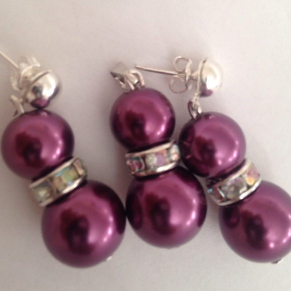 Earring pendant set.