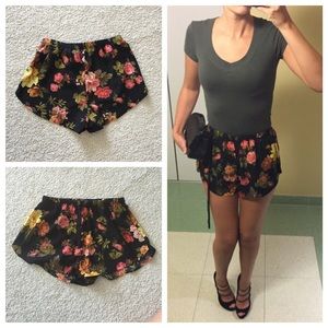 Cute floral short Size: M 🎉HOST PICK 🎉