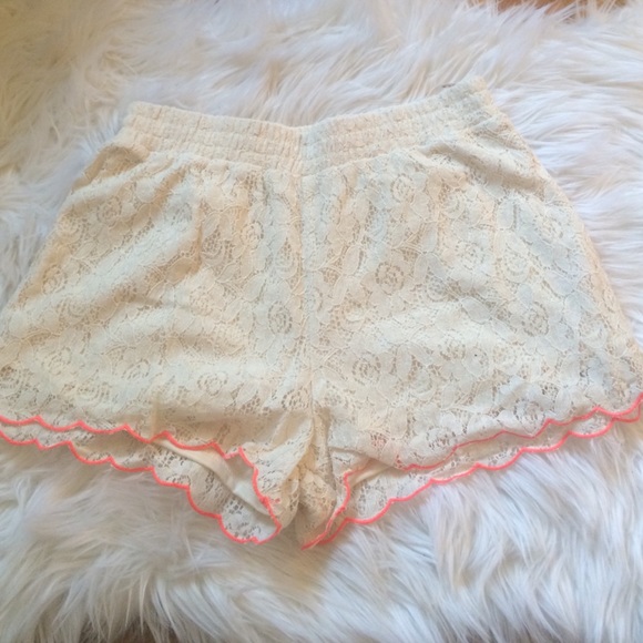 Cream lace scalloped shorts