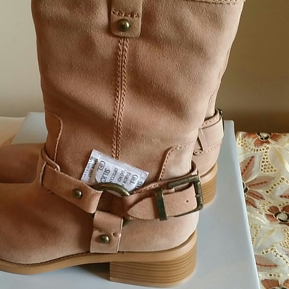 Shoes - Picture 2 of 3