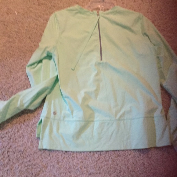 Lululemon long sleeve foam colored top.
