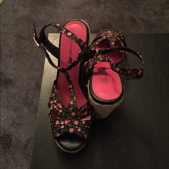 American Eagle Floral wedges🌺🌼 - Picture 1 of 4
