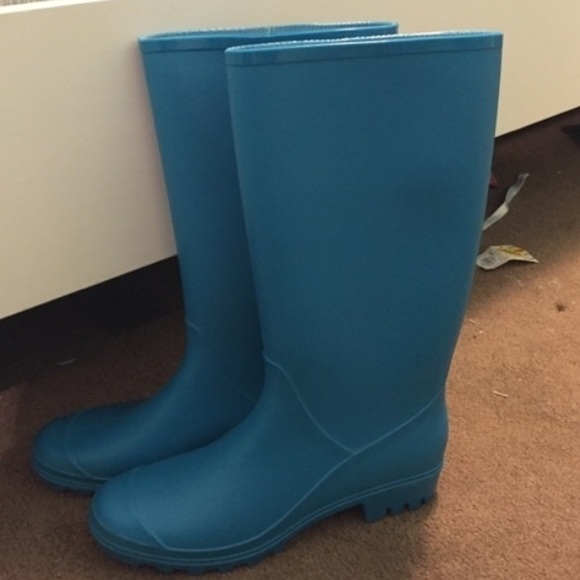 Size 10 blue rain boots.
