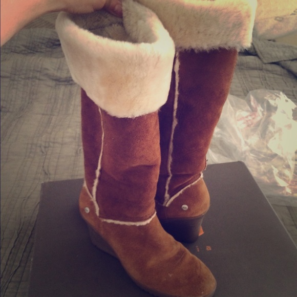 UGGS Fur top small wedge😍