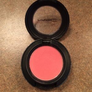 MAC eyeshadow- Free to Be