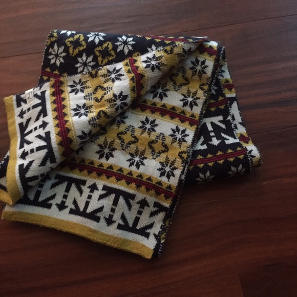 Reversible Aztec print Levi's Scarf!!! - Picture 1 of 4