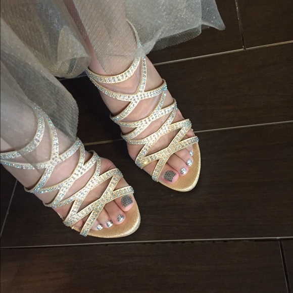 Sparkly crisscross heels 🌟