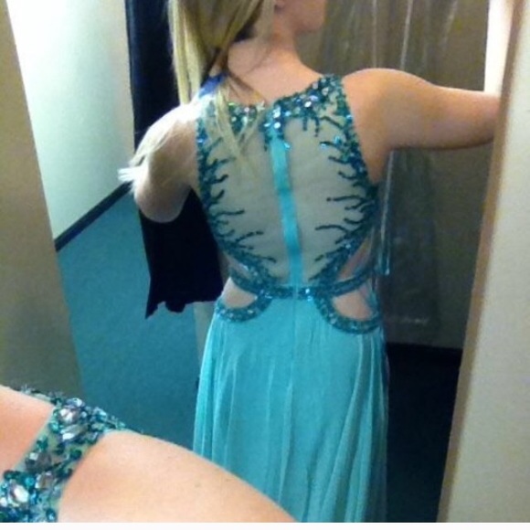 PROM DRESS FOR SALE ON @enp7 - Picture 3 of 4