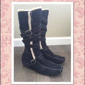 SALE!! ❄️❄️❄️Black fur lined boots