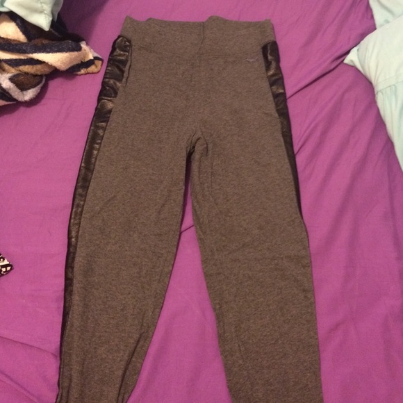 Gray leggings with leather side stripe
