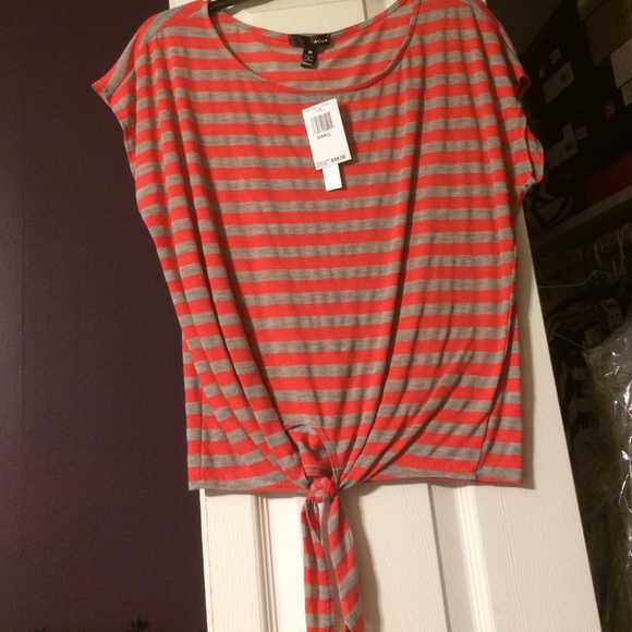 SALE! 🎉Aqua tie front striped tee