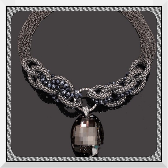 Boutique Jewelry - ITS HERE!! New Crystal & Beaded Style Necklace