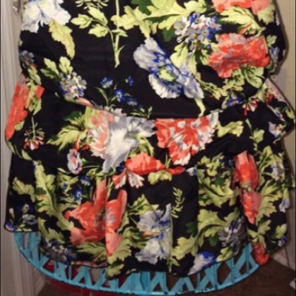 Beautiful Floral Tank 👚 - Picture 2 of 2