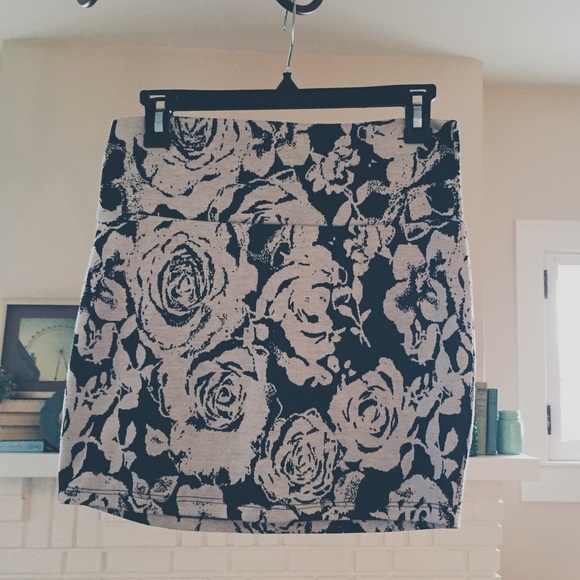 Black and Gray Fitted Skirt - Picture 1 of 2