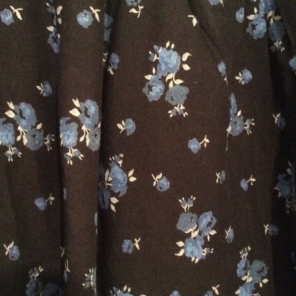 American Eagle black skirt with blue flowers - Picture 2 of 2