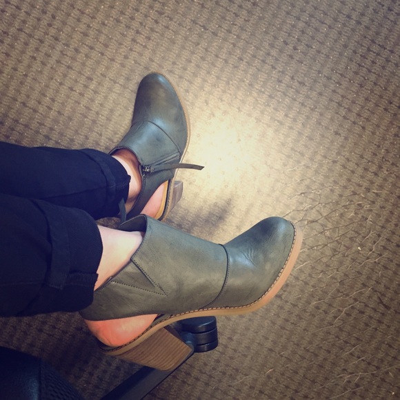 Great Condition Olive Nine West Cut-Out Boots